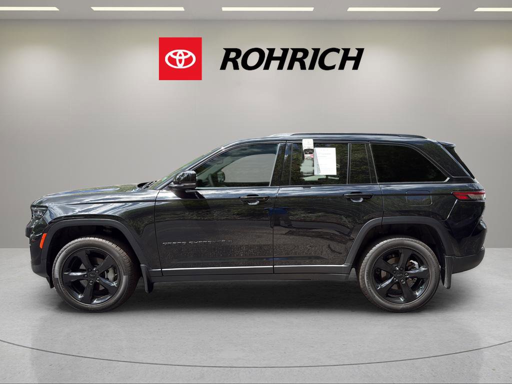 Used 2023 Jeep Grand Cherokee Limited w/ Black Appearance Package AWD/4WD image 9