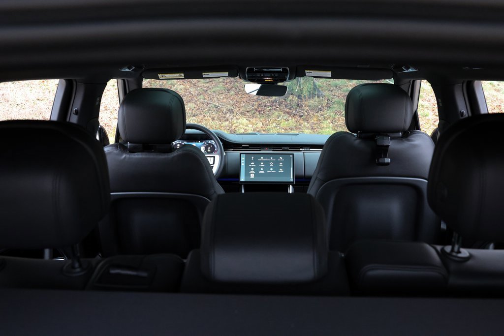 Used 2025 Land Rover Range Rover SE image 32