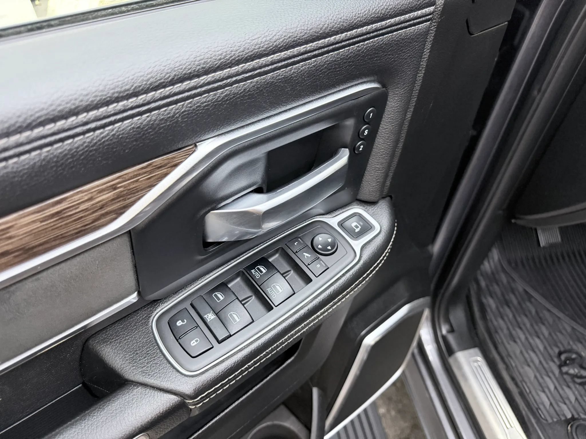 Used 2019 RAM 2500 Laramie AWD/4WD image 16