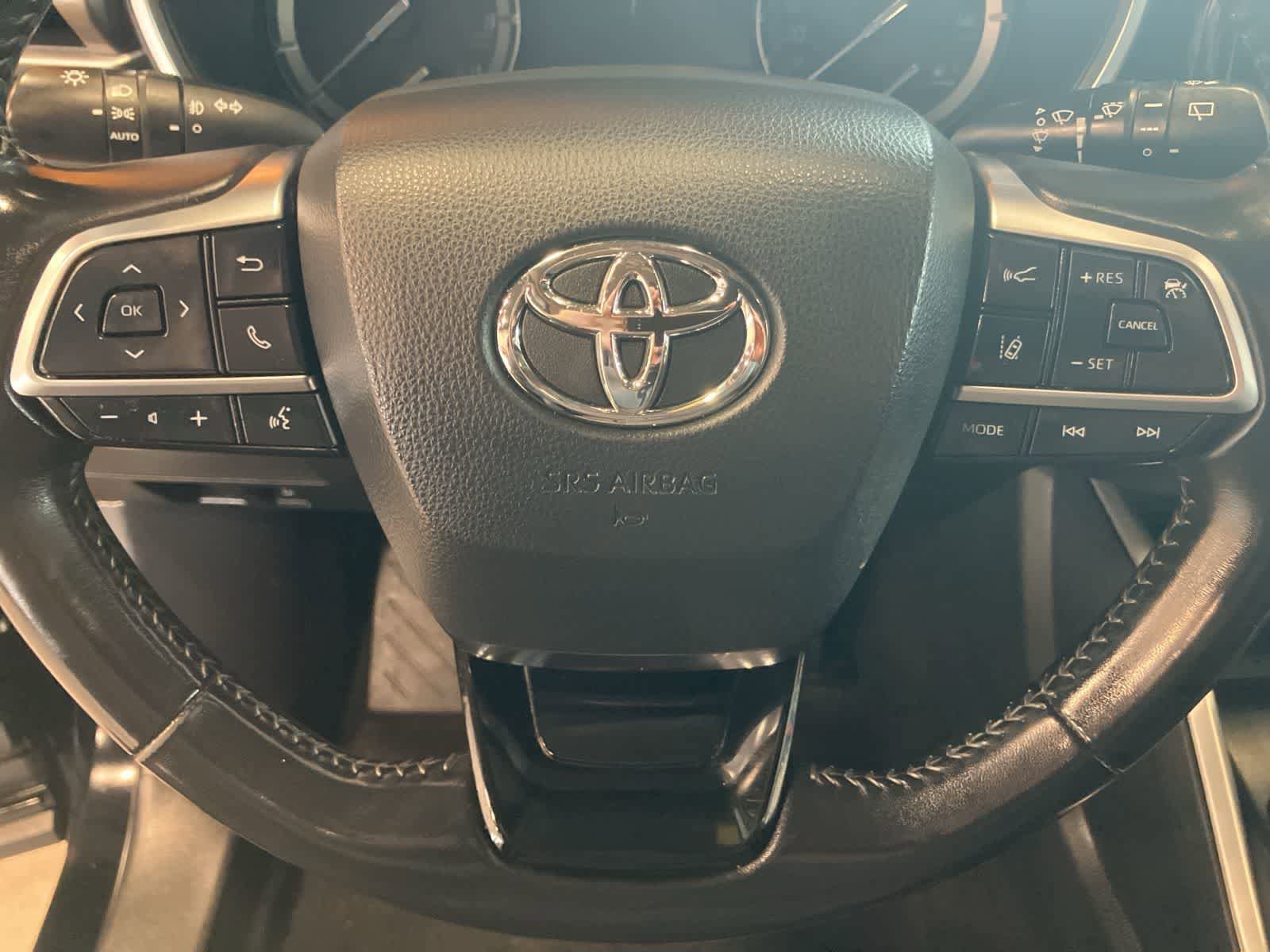 Used 2020 Toyota Highlander XLE AWD/4WD image 16