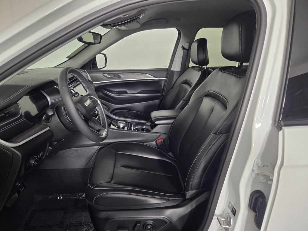 Used 2023 Jeep Grand Cherokee Limited RWD image 9