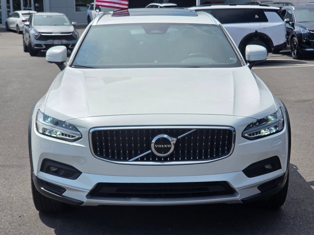 Used 2025 Volvo V90 B6 Cross Country Ultra w/ Protection Package Premier AWD/4WD image 2