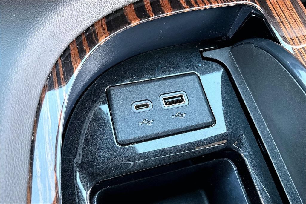 Used 2023 Cadillac Escalade Premium Luxury RWD image 26