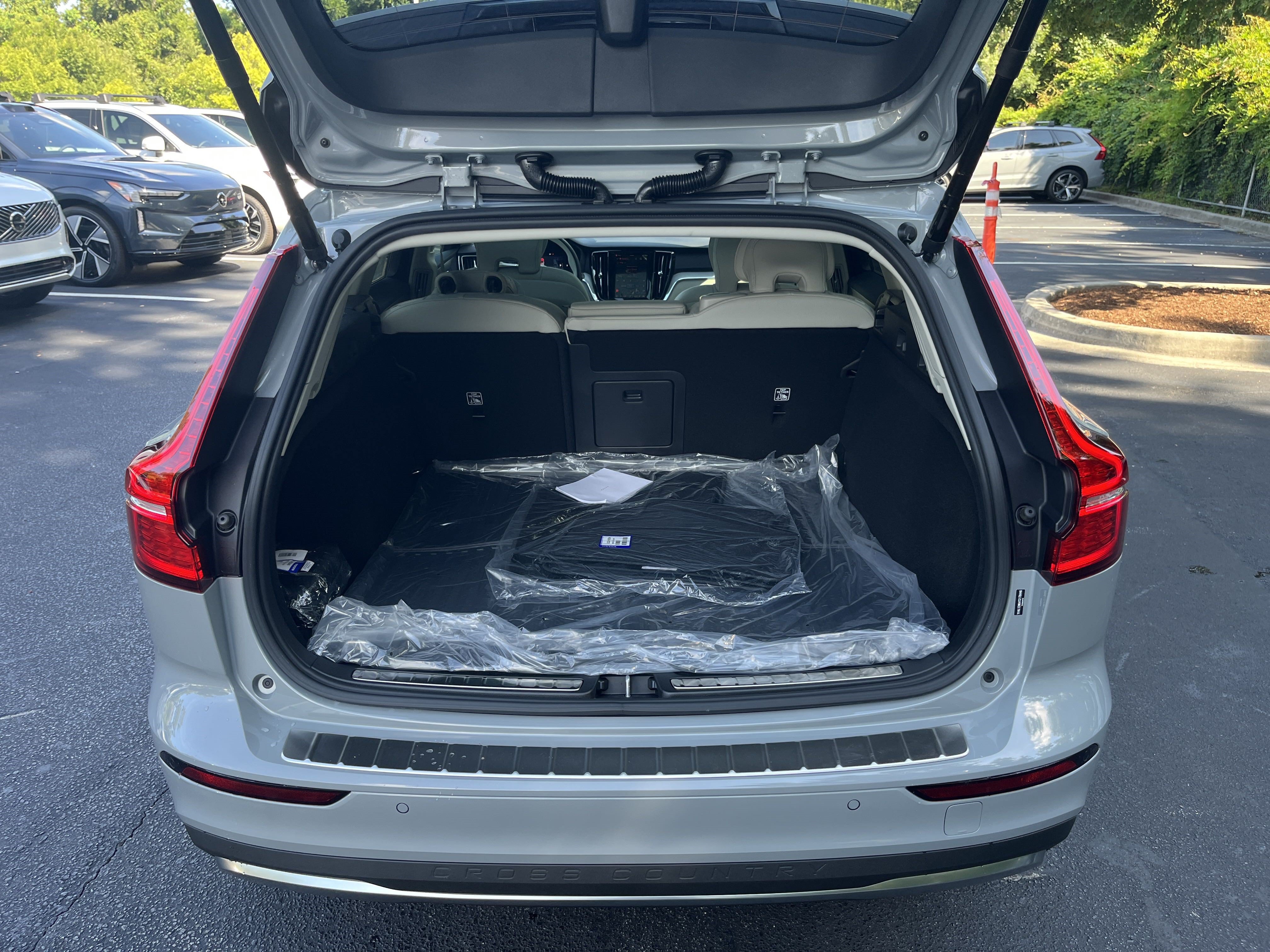 Certified 2026 Volvo V60 B5 Cross Country Plus w/ Protection Package Premier AWD/4WD image 35
