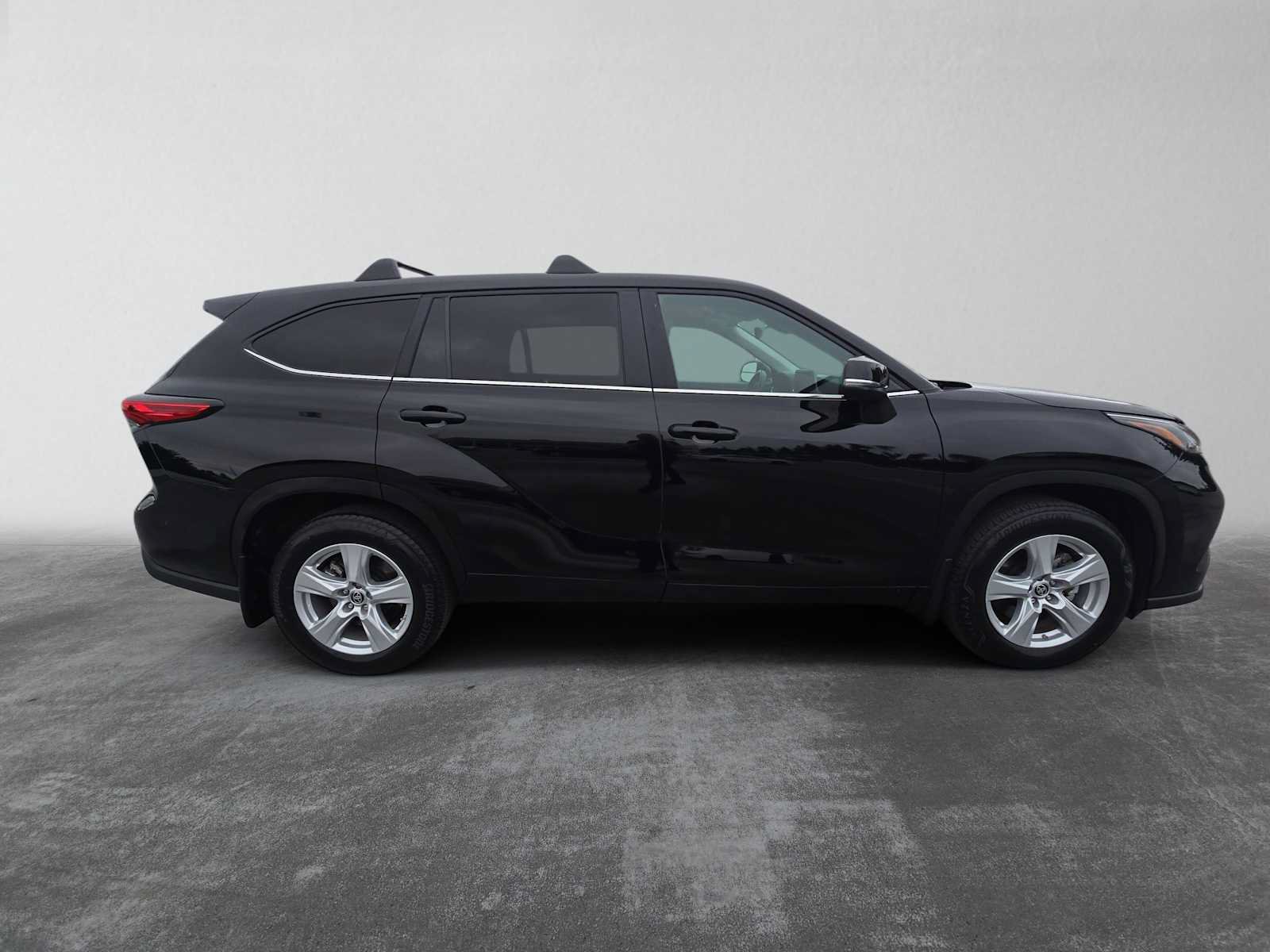 Used 2023 Toyota Highlander LE AWD/4WD image 2