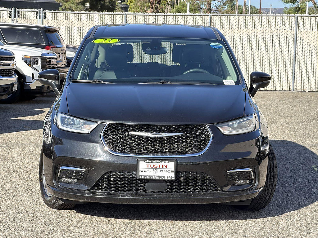 Used 2023 Chrysler Pacifica Touring-L FWD image 2