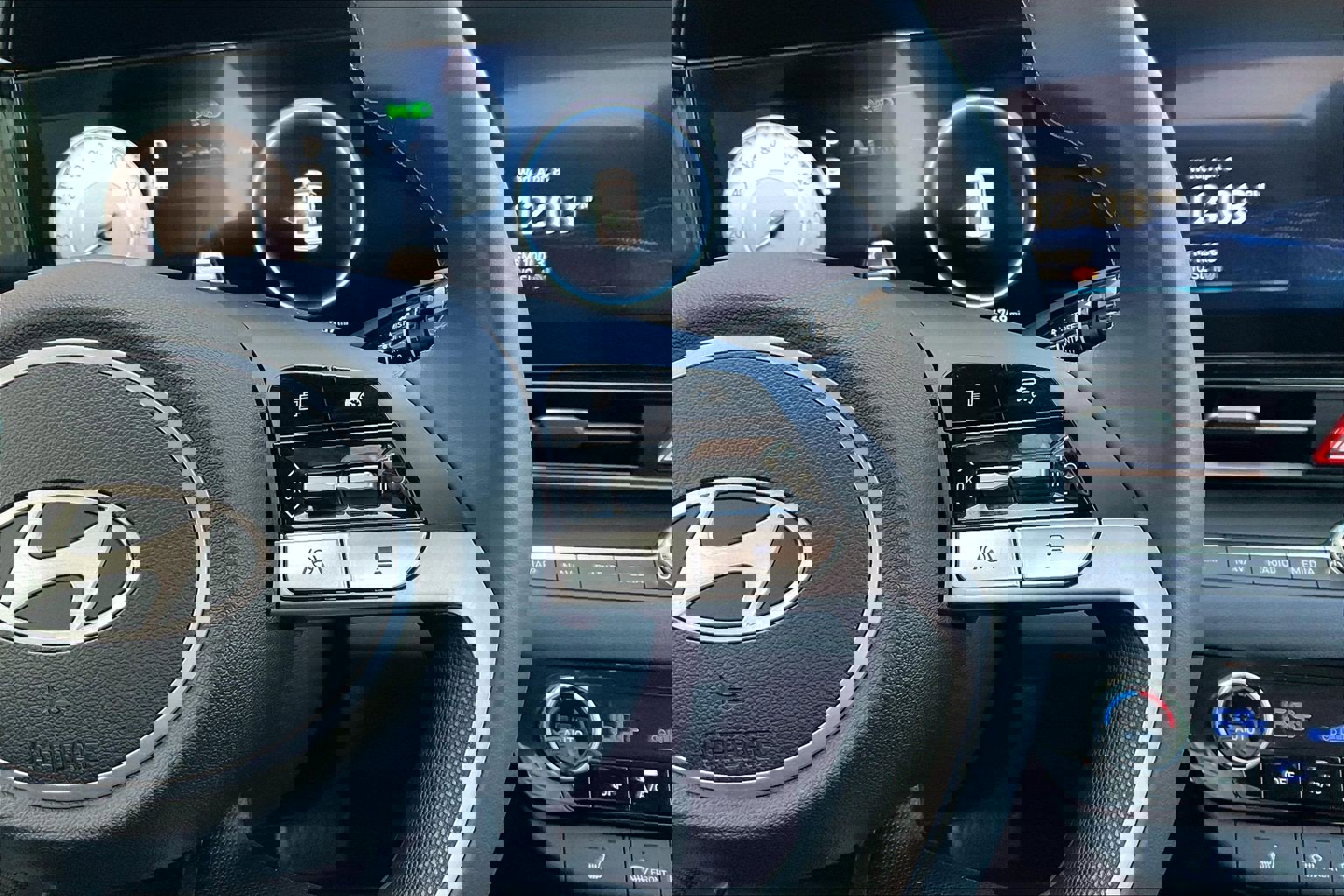 Used 2025 Hyundai Elantra SEL image 12