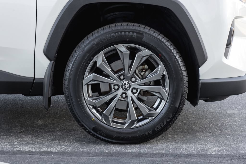 Used 2022 Toyota RAV4 XLE Premium AWD/4WD image 4
