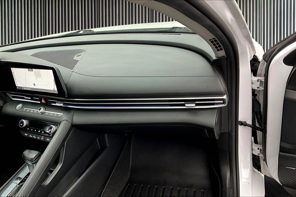 Used 2021 Hyundai Elantra Limited image 18