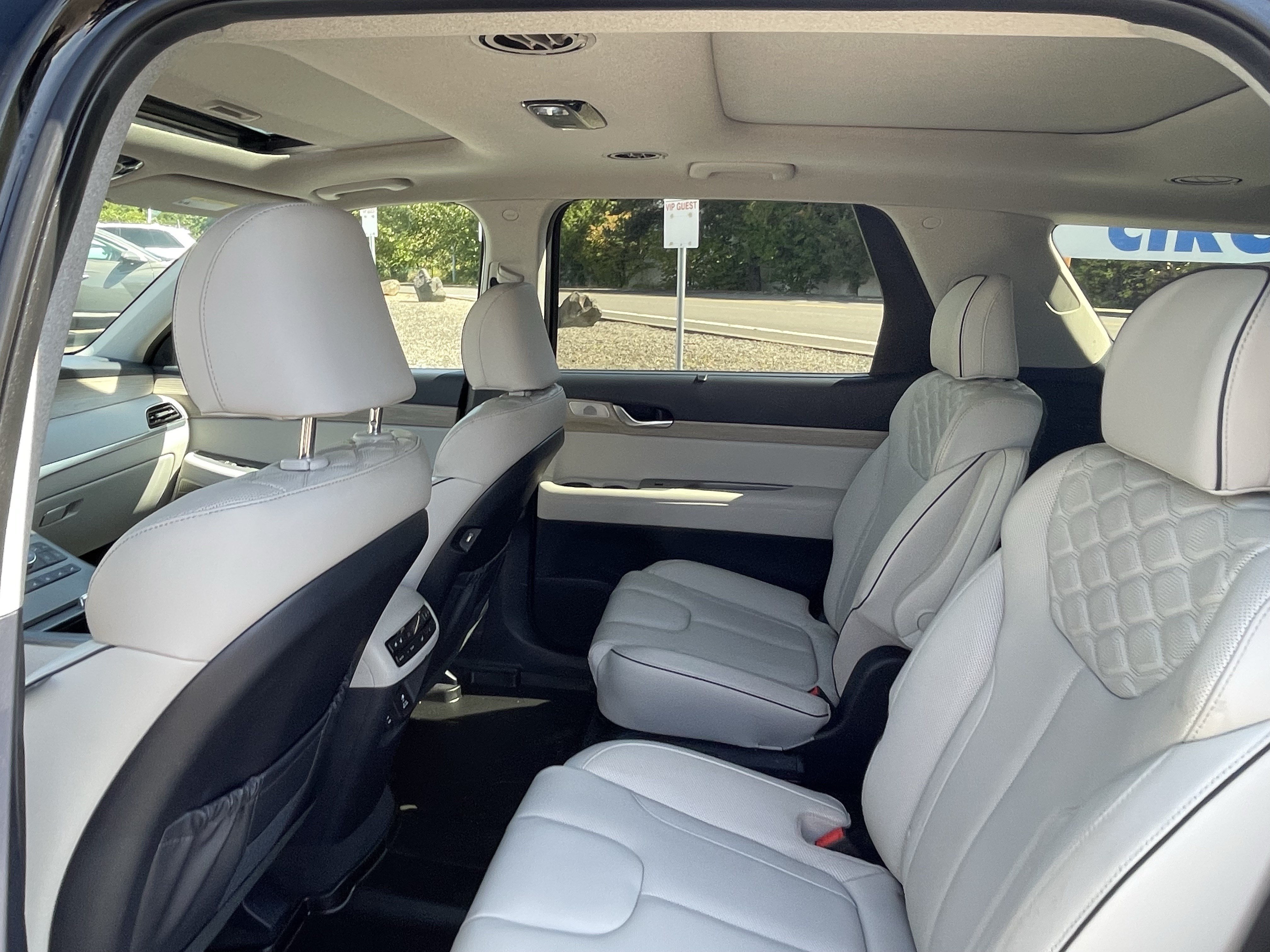 Certified 2022 Hyundai Palisade Limited w/ Winter Package AWD/4WD image 14