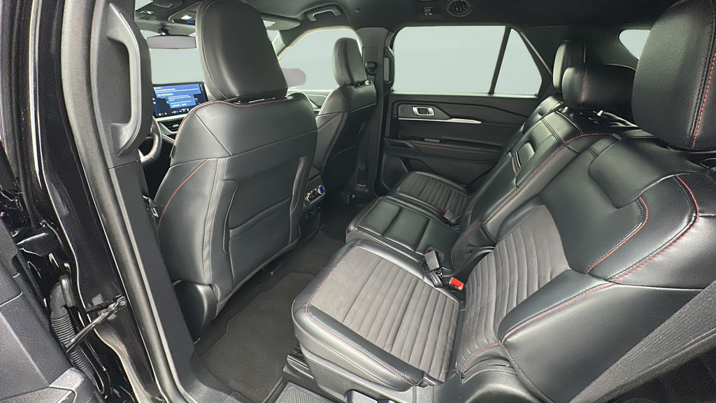 Used 2025 Ford Explorer ST-Line w/ ST-Line Street Pack AWD/4WD image 9