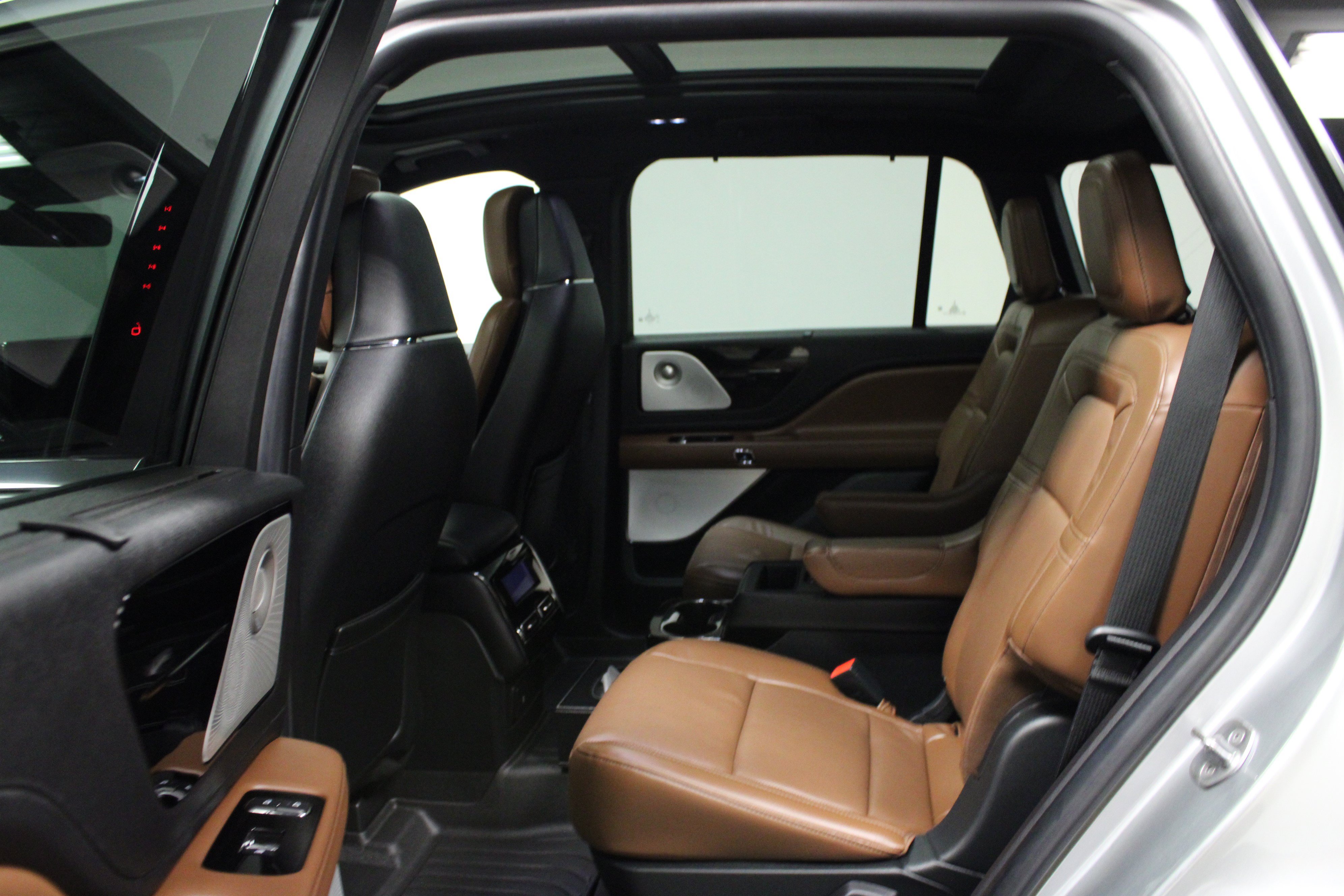 Used 2022 Lincoln Aviator Reserve w/ Equipment Group 201A AWD/4WD image 13
