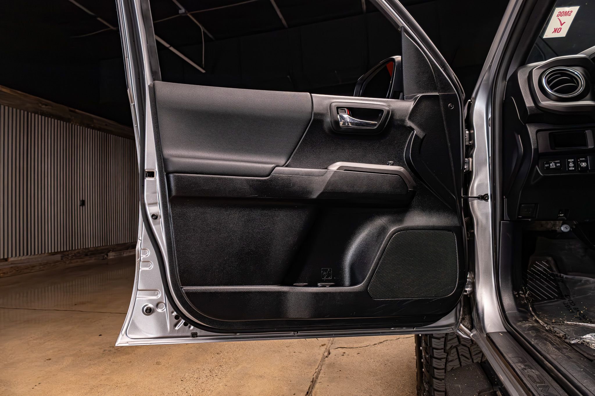 Used 2017 Toyota Tacoma TRD Sport w/ Tow Package (A/T) image 25