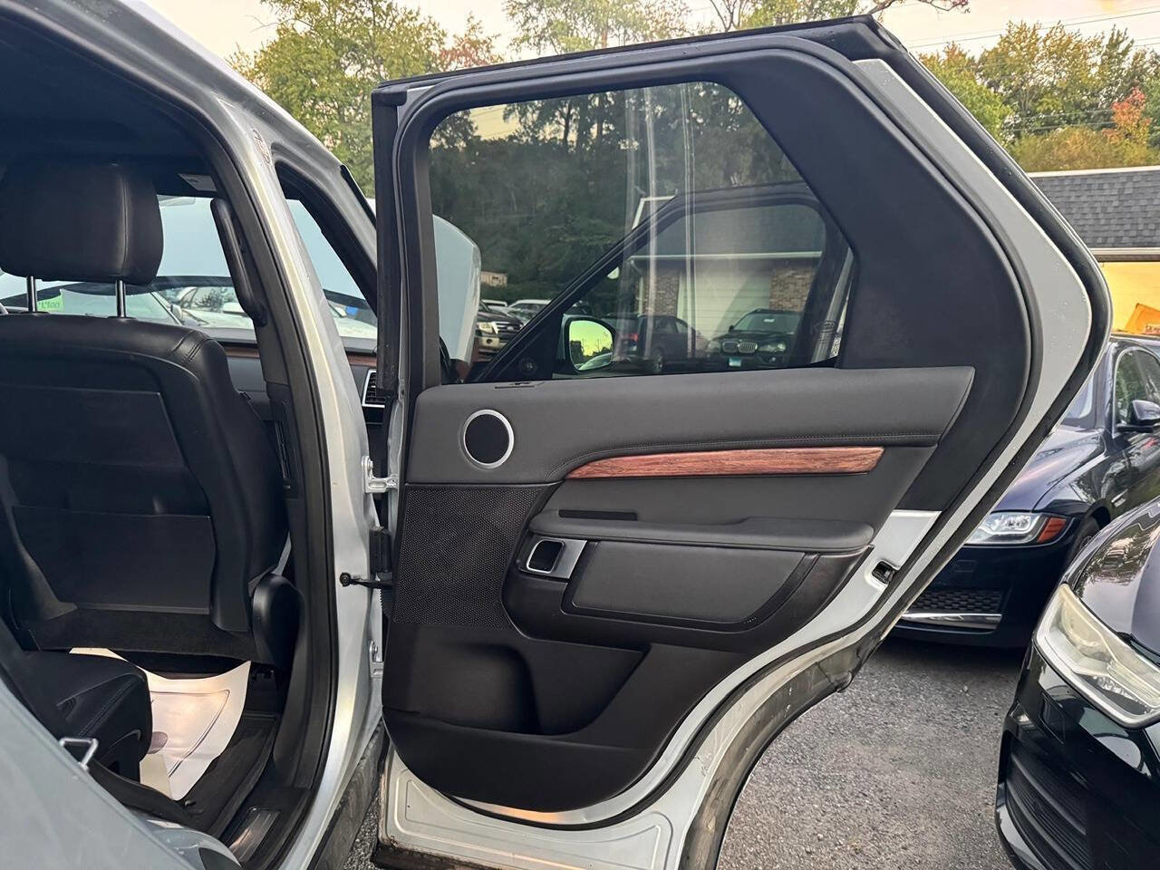 Used 2017 Land Rover Discovery HSE AWD/4WD image 33