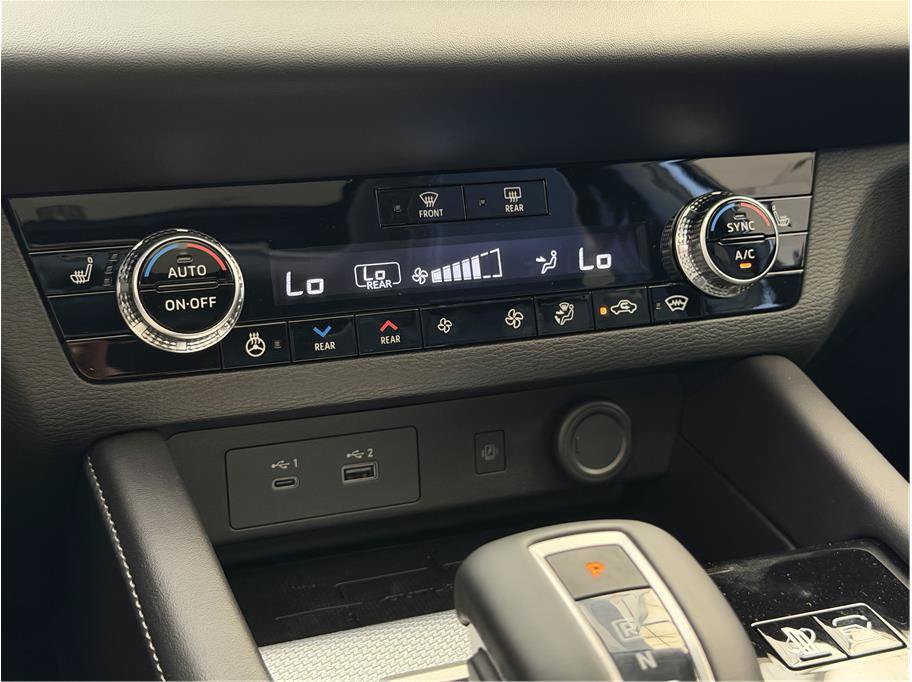 Used 2025 Mitsubishi Outlander 4WD Plug-In Hybrid image 14