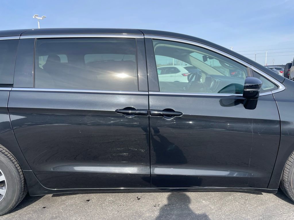 Used 2024 Chrysler Pacifica Select image 29