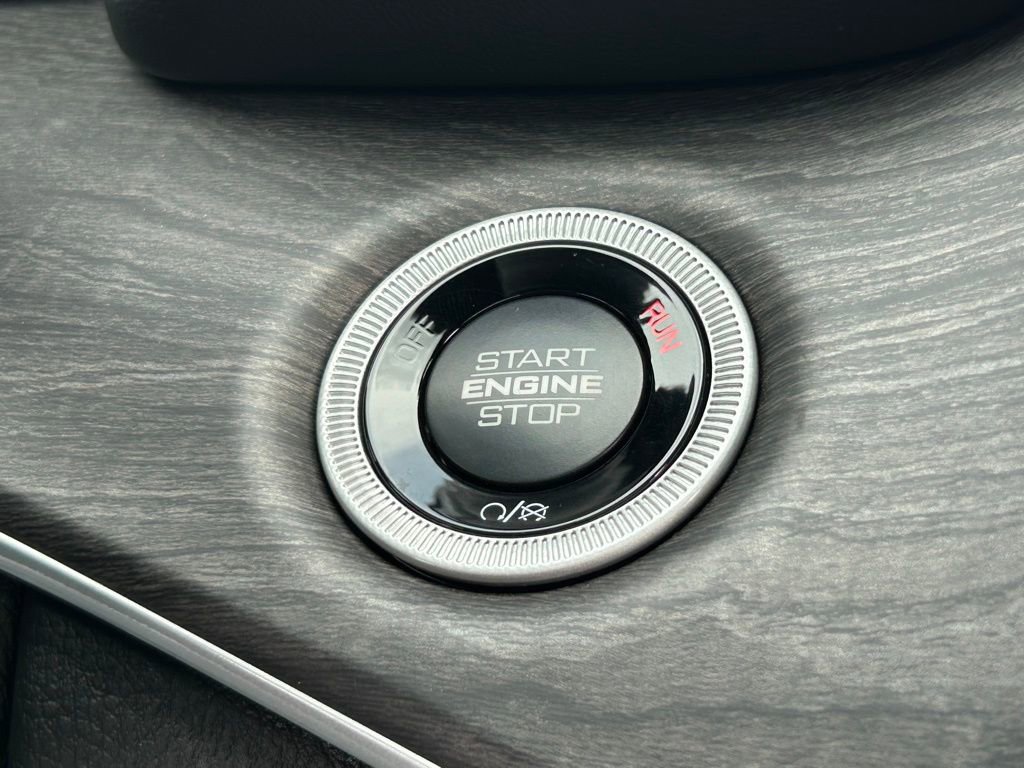 Used 2025 Jeep Grand Cherokee Limited w/ Black Appearance Package RWD image 39