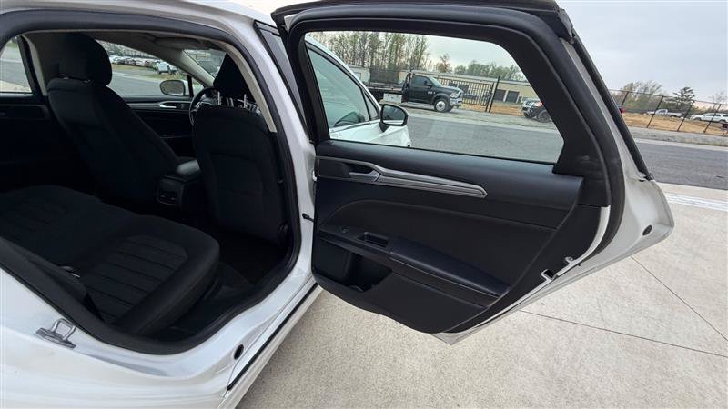 Used 2020 Ford Fusion SE FWD image 16
