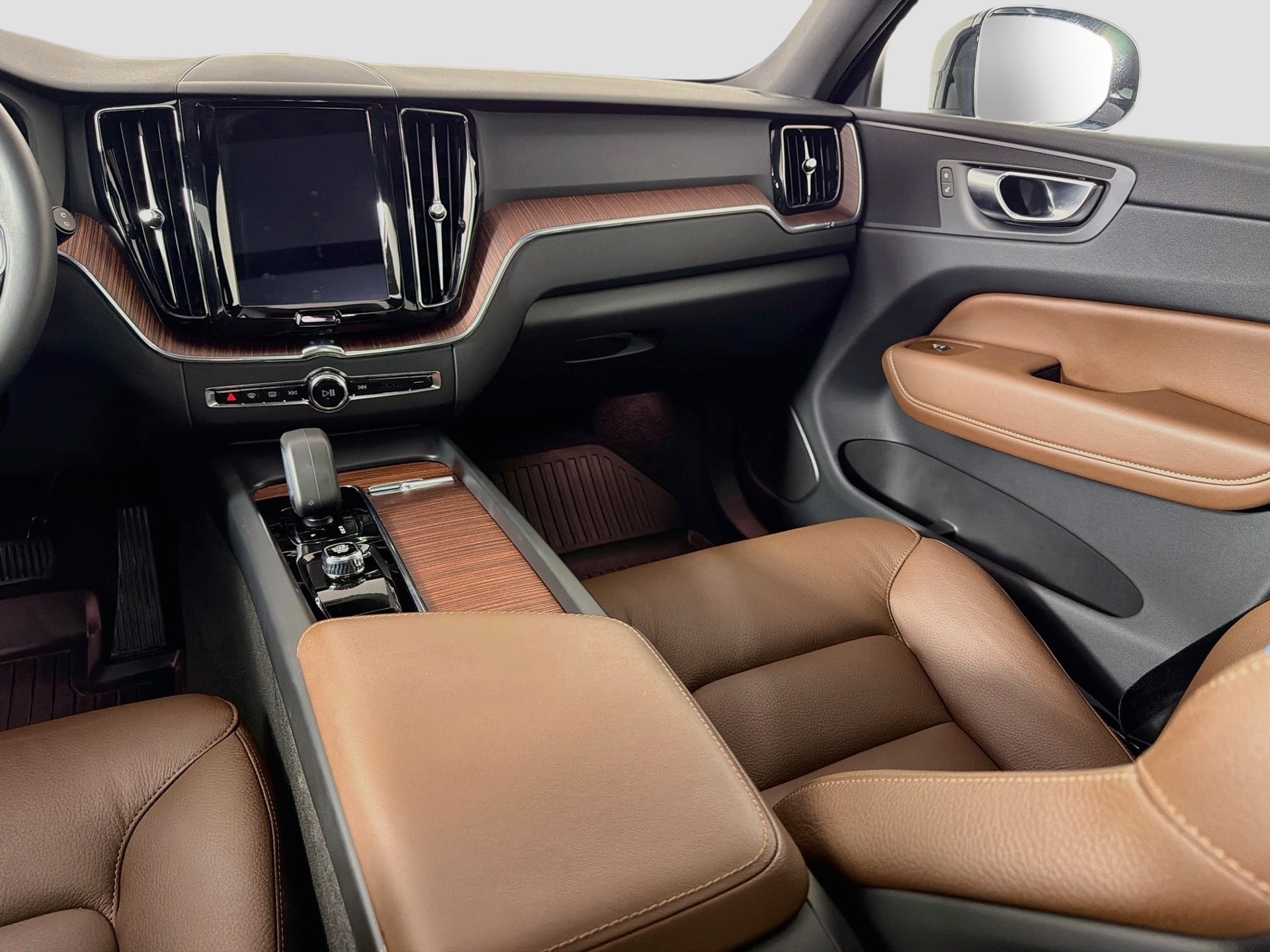 Certified 2024 Volvo XC60 B5 Plus w/ Protection Package Premier AWD/4WD image 25