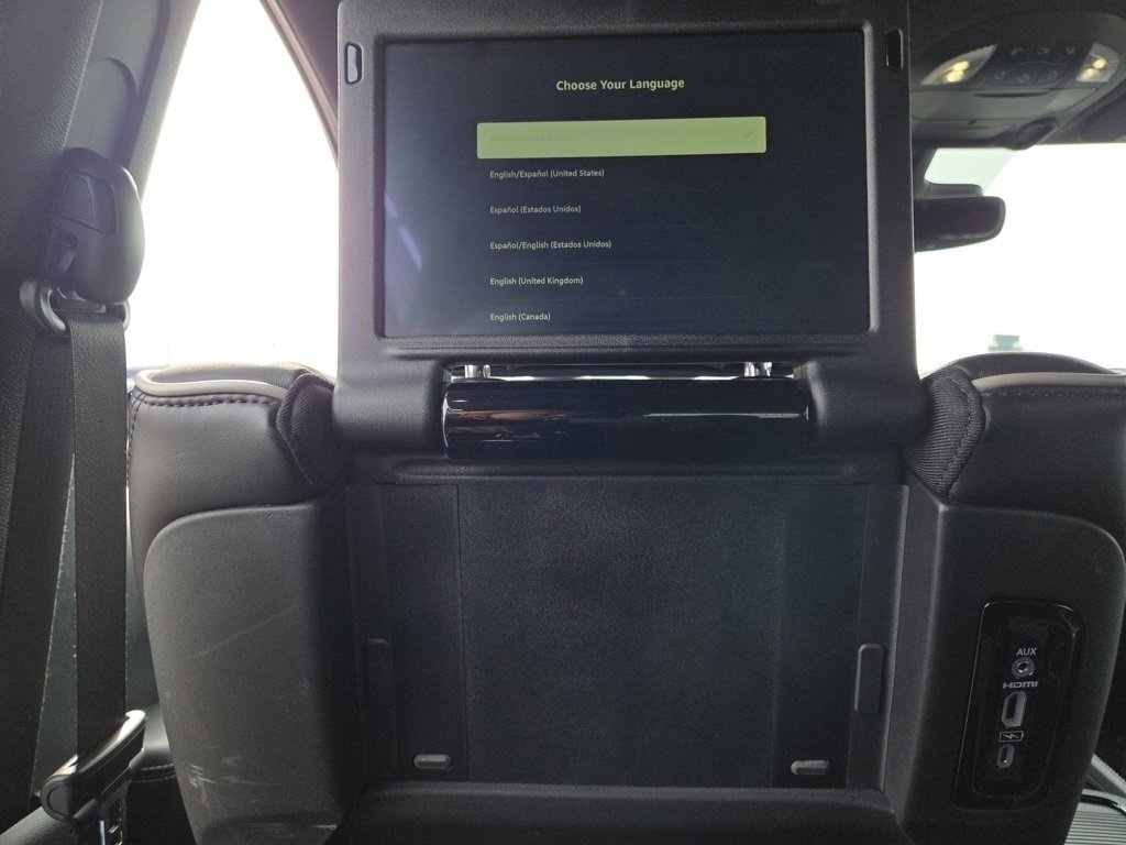 Used 2023 Chrysler Pacifica Limited w/ Uconnect Theater Family Group image 10