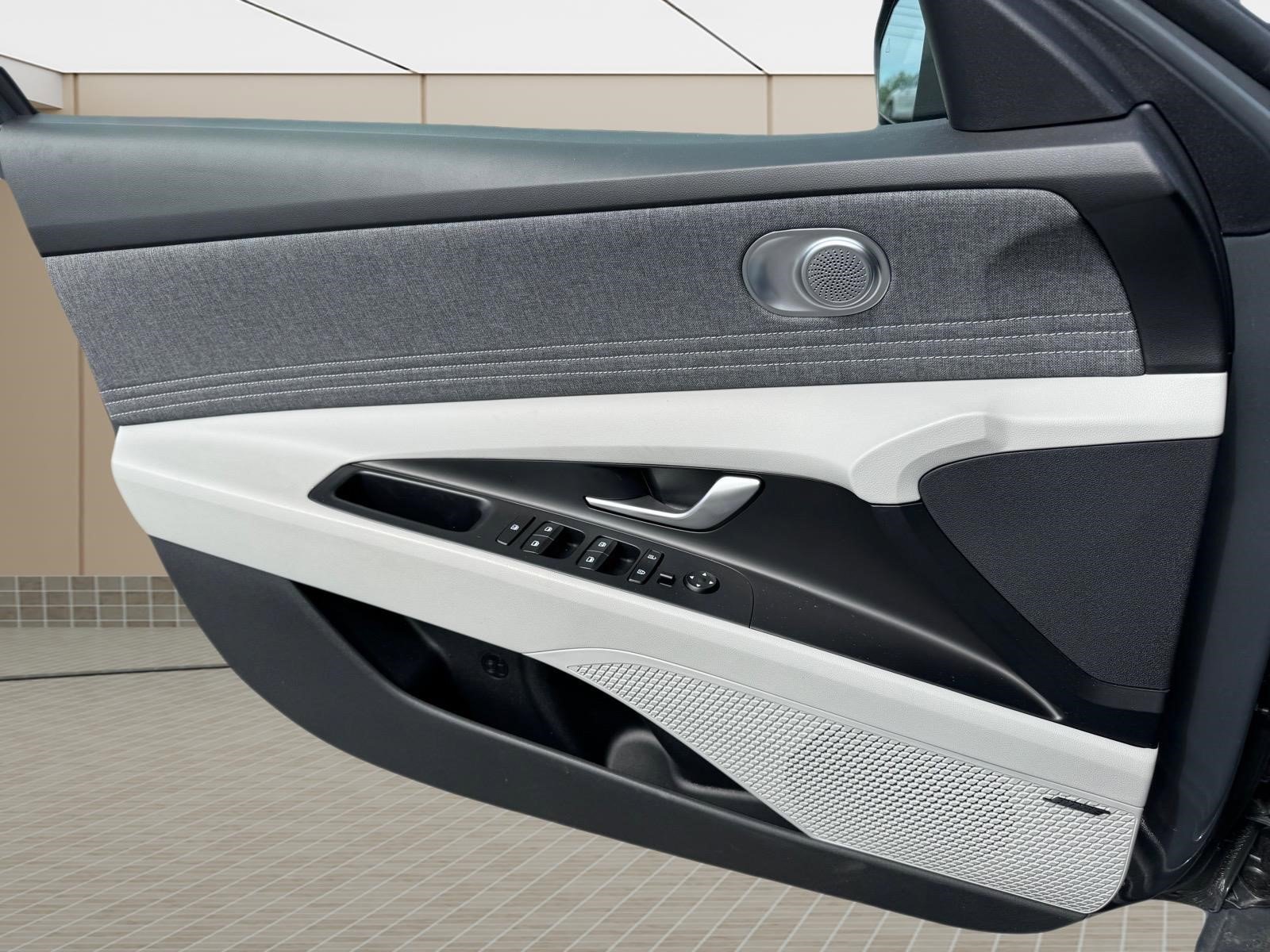 Used 2025 Hyundai Elantra Limited FWD image 18