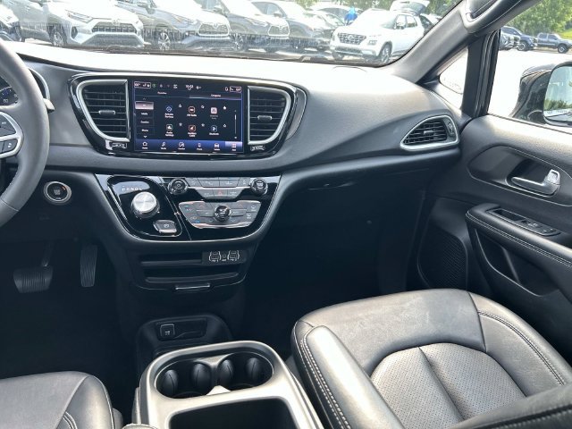 Used 2025 Chrysler Pacifica Select FWD image 18
