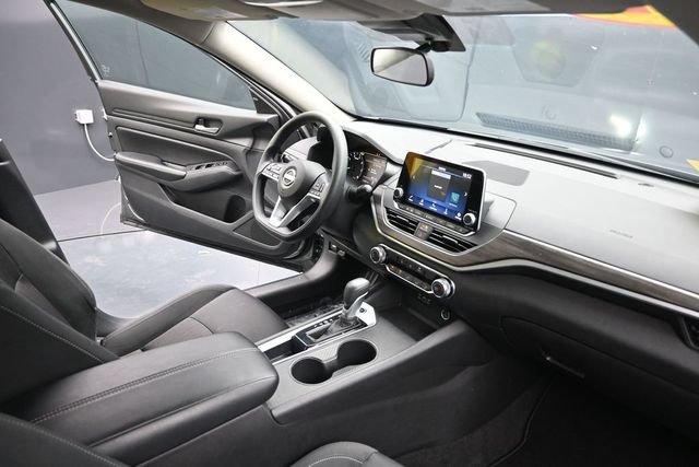 Used 2025 Nissan Altima 2.5 SV FWD image 41