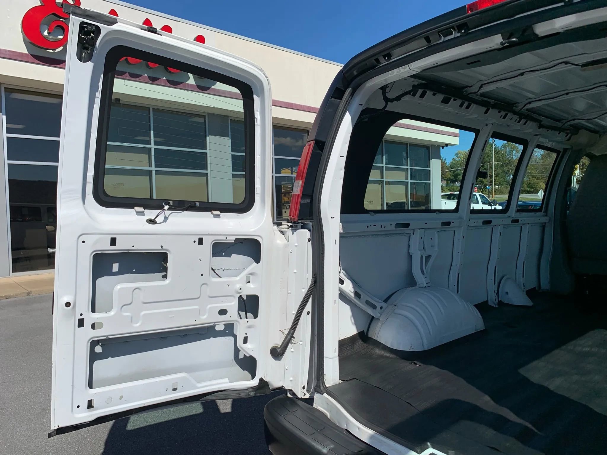 Used 2017 Chevrolet Express 2500 image 33