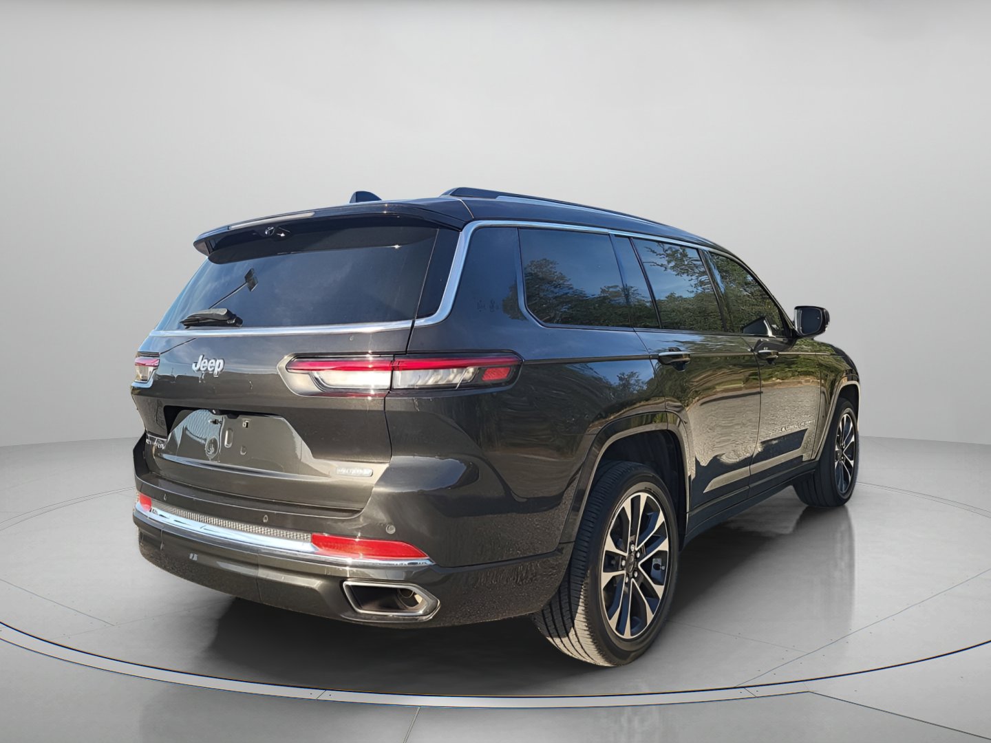 Used 2022 Jeep Grand Cherokee L Overland w/ Luxury Tech Group IV image 3