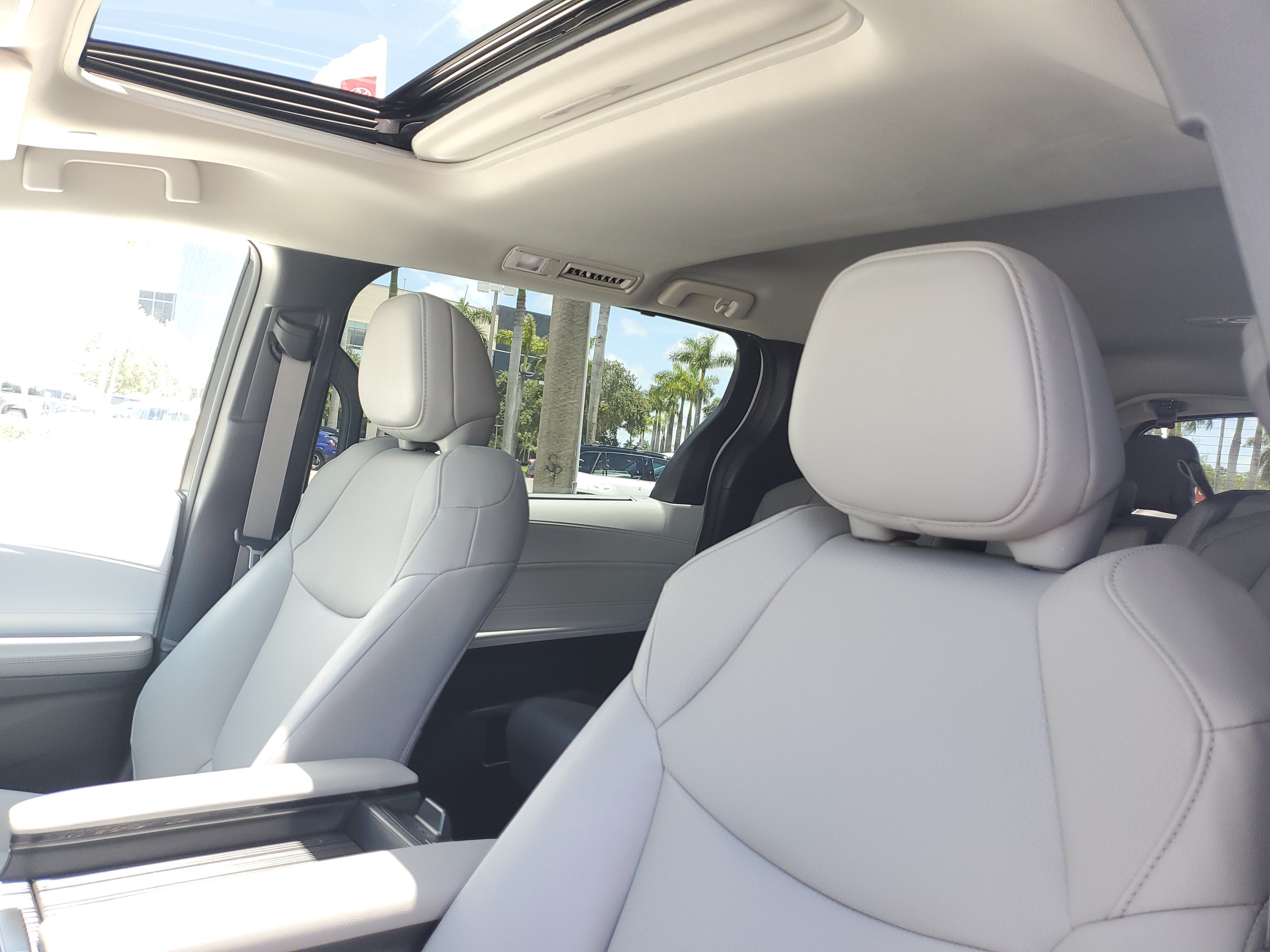 Certified 2025 Toyota Sienna XLE FWD image 18
