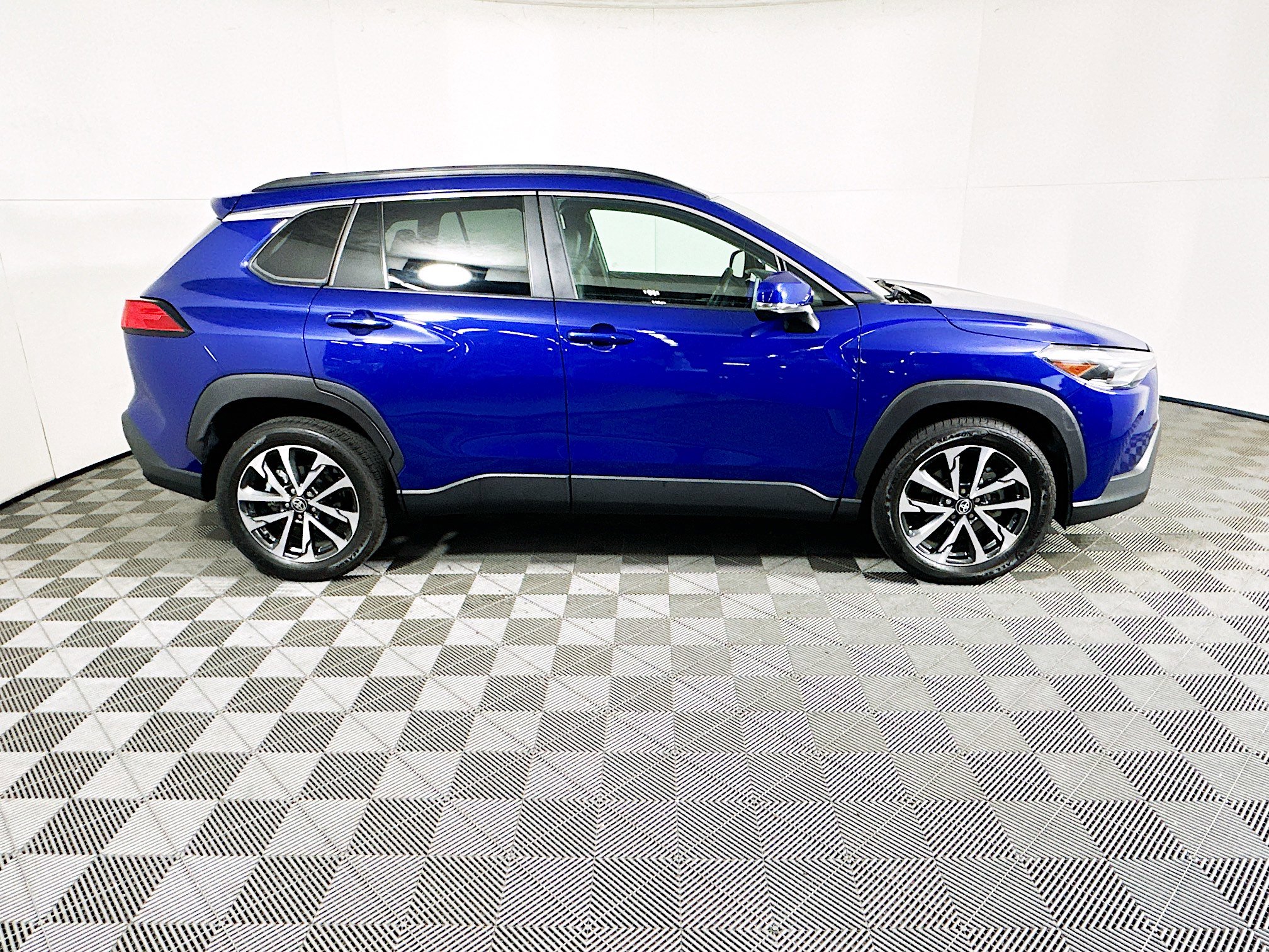 Used 2023 Toyota Corolla Cross XLE w/ Convenience Package image 2