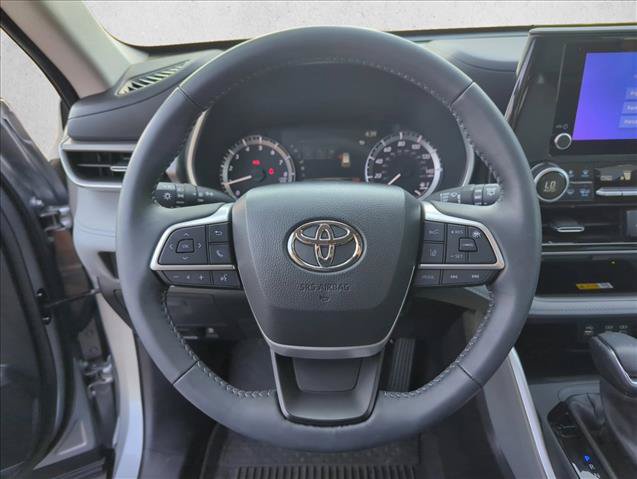 Certified 2025 Toyota Highlander XLE FWD image 13