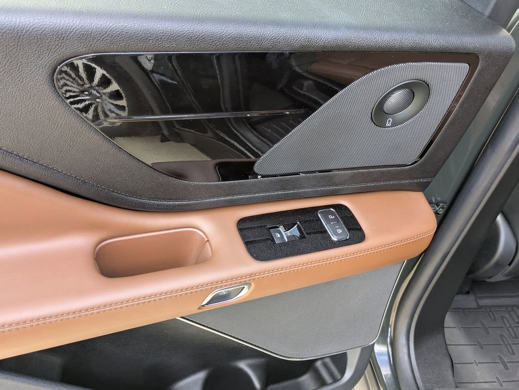 Used 2023 Lincoln Aviator Reserve w/ Equipment Group 201A image 13