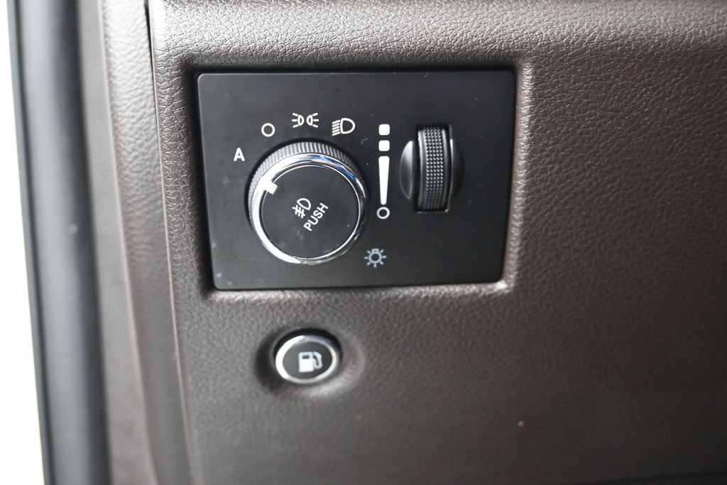Used 2019 Jeep Grand Cherokee Overland AWD/4WD image 17
