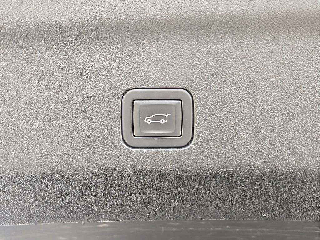 Used 2023 Chevrolet Suburban Premier image 15