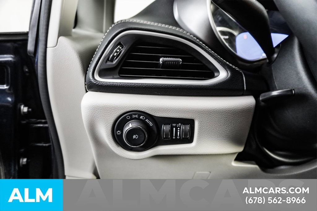 Used 2024 Chrysler Pacifica Select image 34