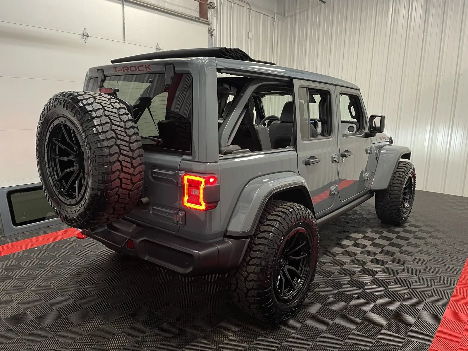 Used 2025 Jeep Wrangler Unlimited Sahara w/ Safety Group AWD/4WD image 3