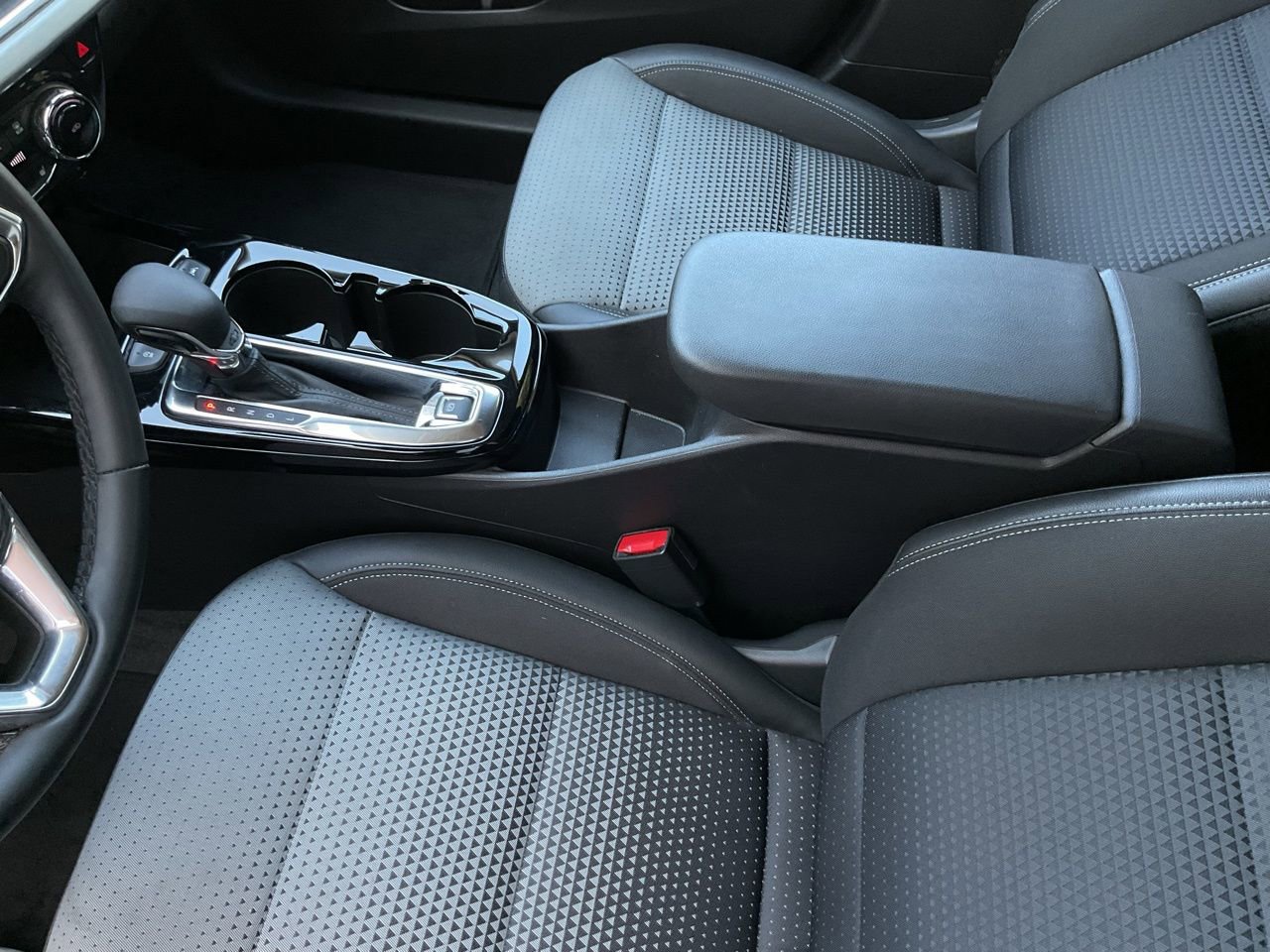 Used 2025 Chevrolet Trax LT w/ LT Convenience Package image 32