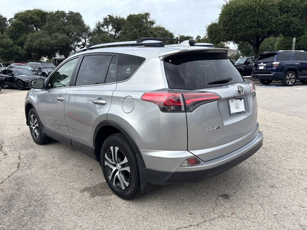 Used 2018 Toyota RAV4 LE FWD image 3
