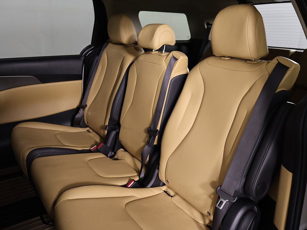 Used 2024 Kia Carnival LX image 28