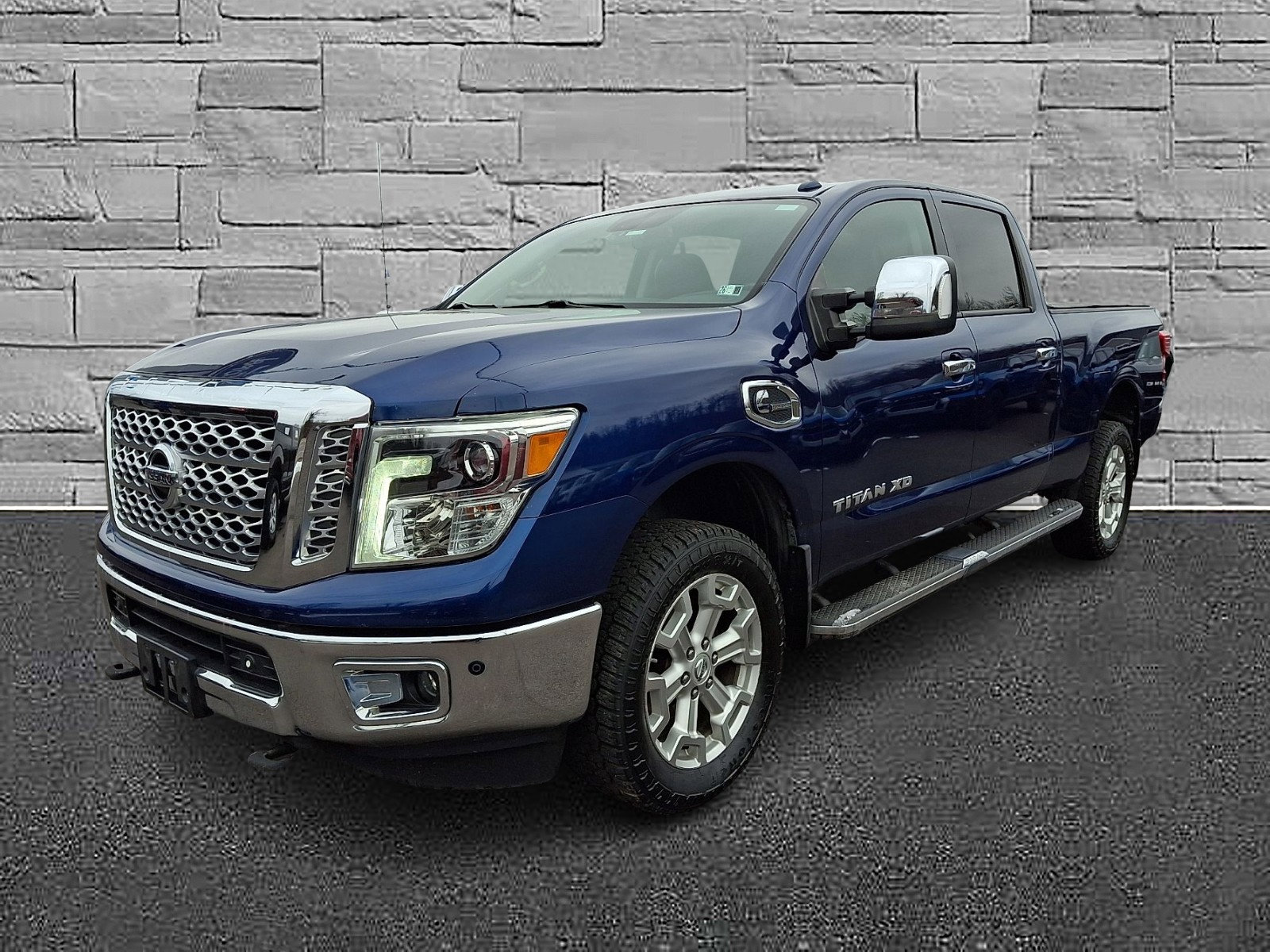 Used 2017 Nissan Titan SL image 4