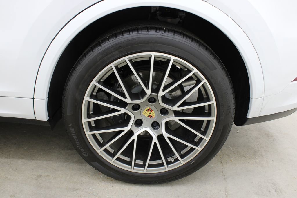Certified 2023 Porsche Cayenne Platinum Edition image 15