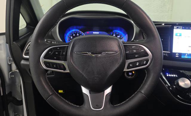 Used 2025 Chrysler Pacifica Select image 2