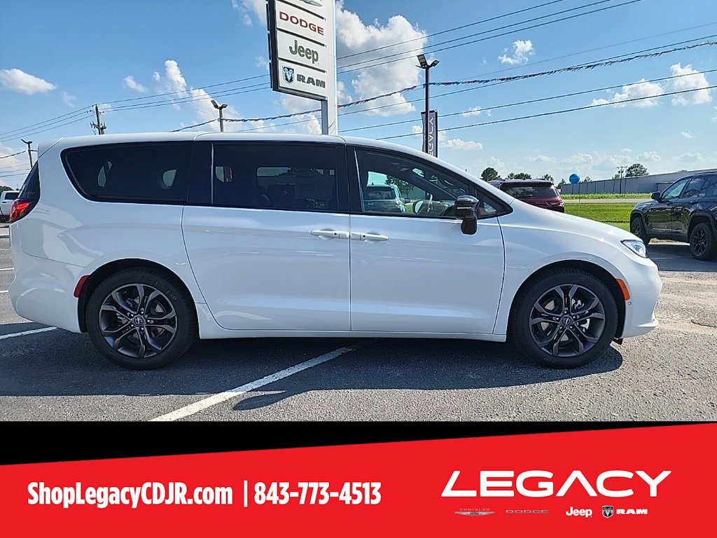 New 2026 Chrysler Pacifica Select image 6