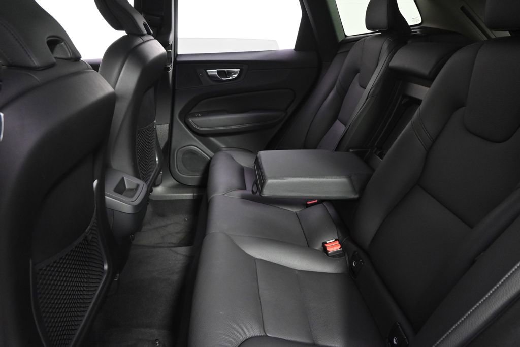 Used 2025 Volvo XC60 B5 Plus image 21