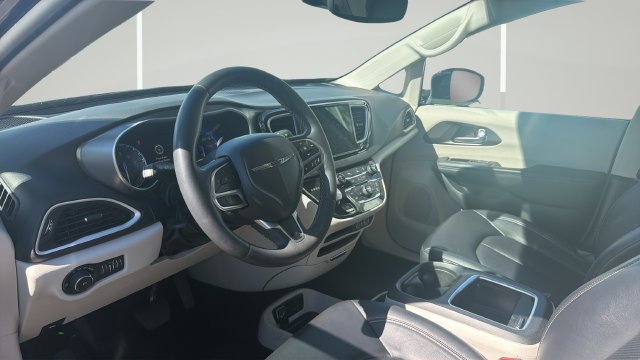 Used 2024 Chrysler Pacifica Touring-L FWD image 7