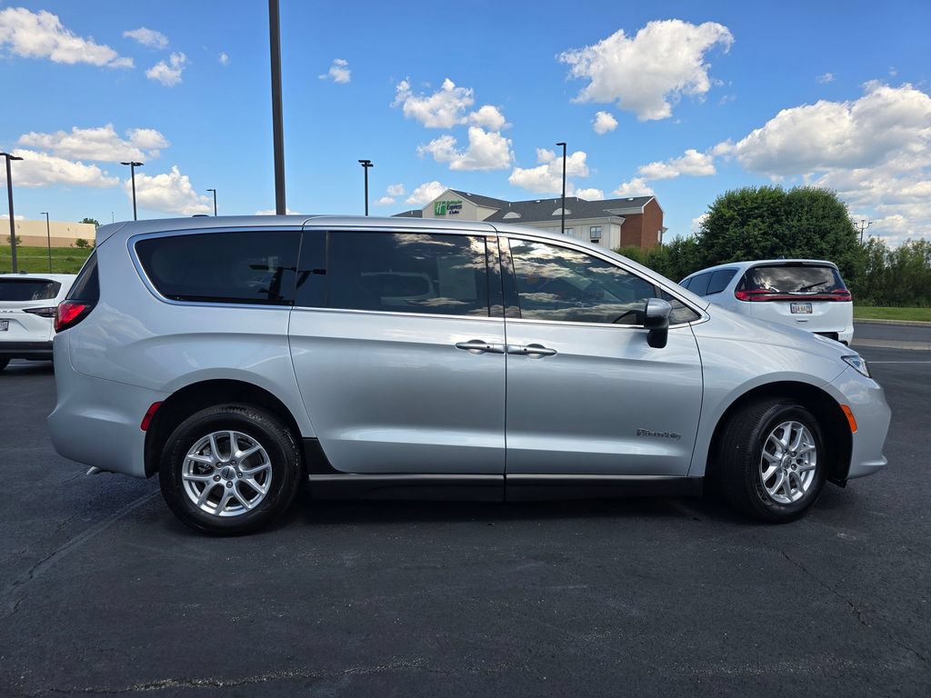 Used 2023 Chrysler Pacifica Touring-L FWD image 9