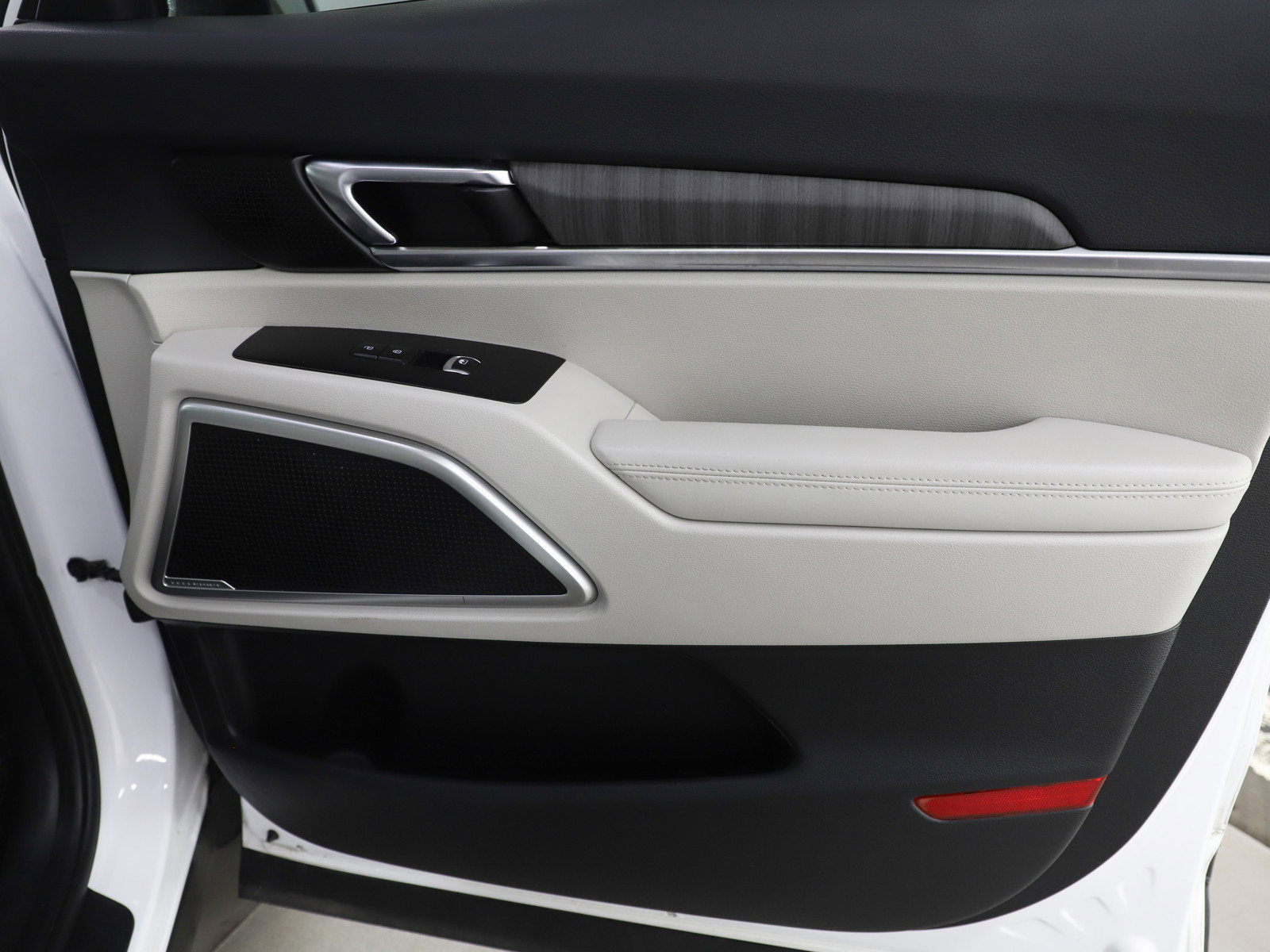 Used 2023 Kia Telluride EX w/ EX Captain's Chair Package image 11