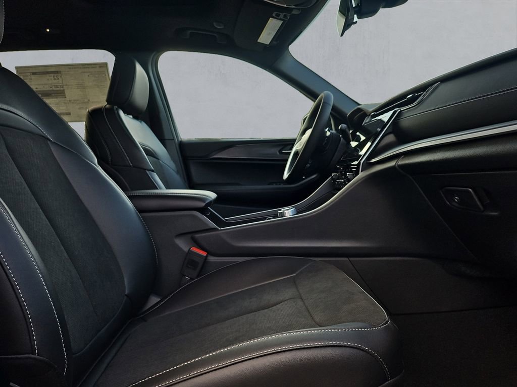 New 2025 Jeep Grand Cherokee Altitude image 15