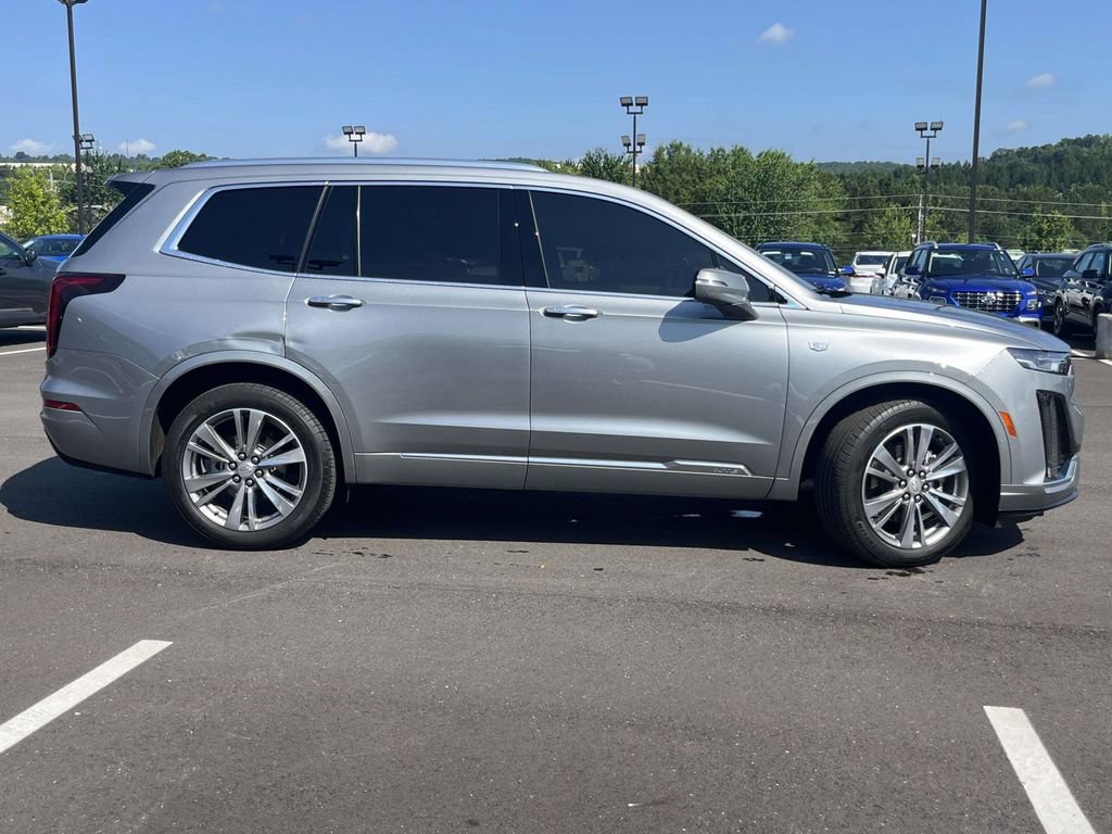 Used 2025 Cadillac XT6 Premium Luxury FWD image 2